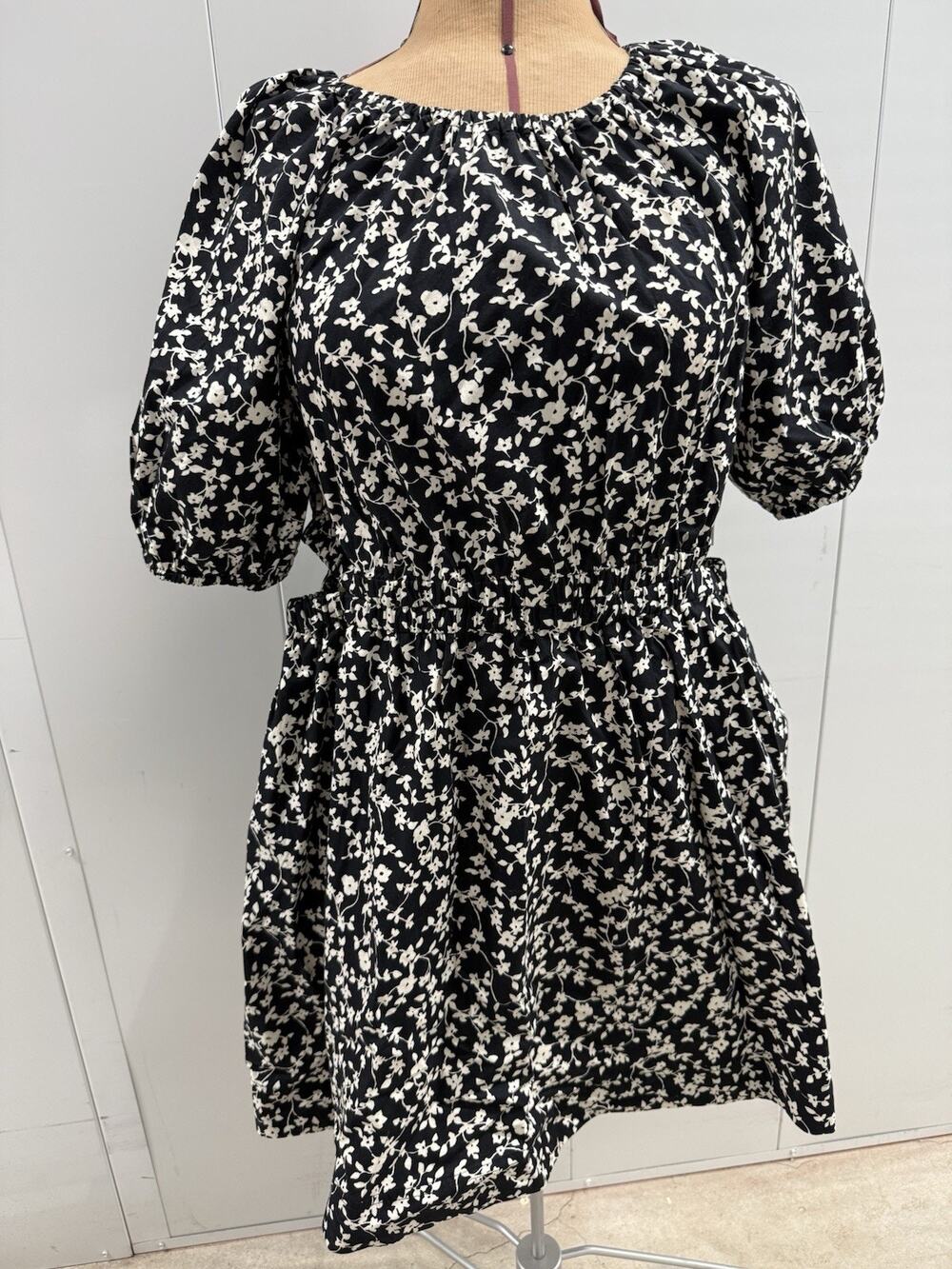 Old Navy Short Sleeve Side Cut Out Maxi Dress Black White Floral Large NWT